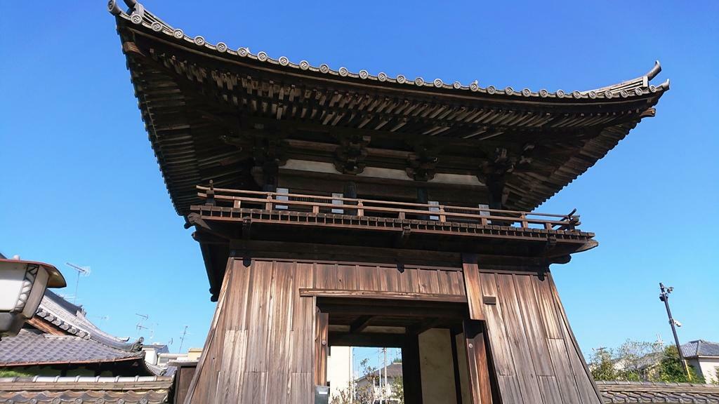 九条通の北側、東福寺の入口に向かい合うように万寿寺の鐘楼門が立つ
