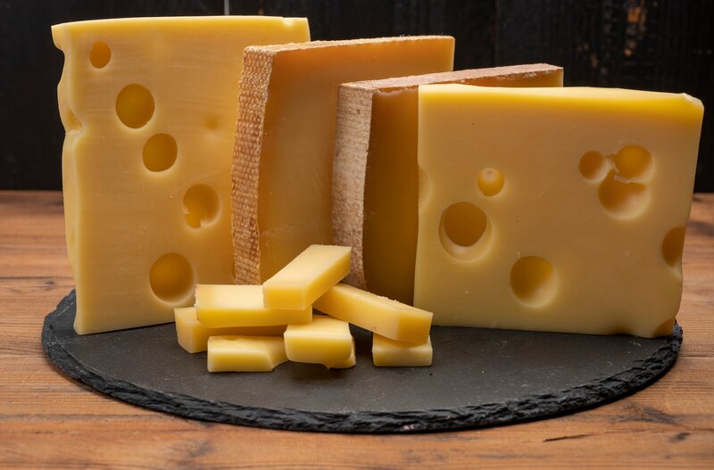 スイスチーズの例（出典：Adobe Stock）