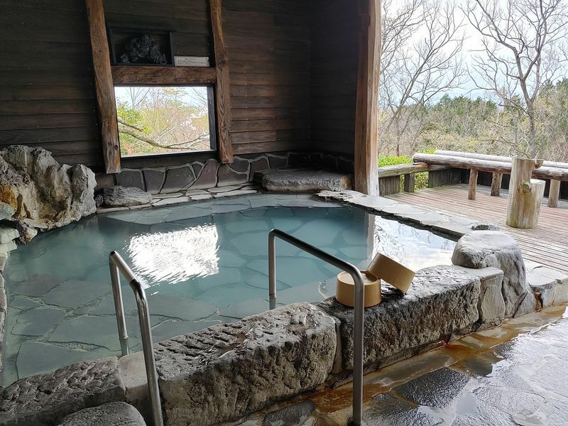 旅行人山荘のバリアフリー対応の貸切風呂「鹿の湯」（撮影・筆者）