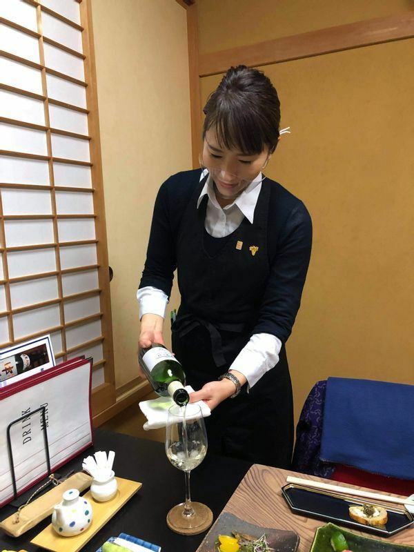 料理にあう地元伊豆産のワインを紹介してくれる。日本の資格も習得し、日本酒の案内にも力をいれる（写真・山芳園より提供）