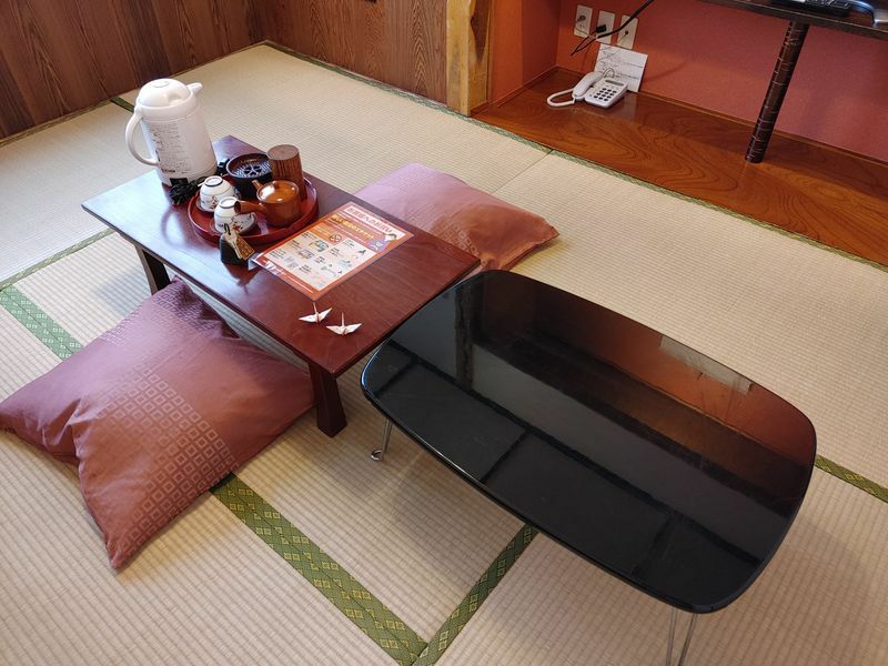 利用した客室。通常はテーブルはひとつだが、案内して下さった澤新さんが「もうひとつテーブルは必要ですか？」と気を利かせて出してくれた。感謝。（撮影・筆者）
