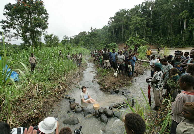 パプアニューギニア・ラバウルのジャングル奥に湧く温泉。先の大戦中に日本兵は”宇奈月温泉”と命名し、入浴していた。この温泉に入りたくて、筆者はラバウルを訪ねた（撮影・筆者スタッフ）