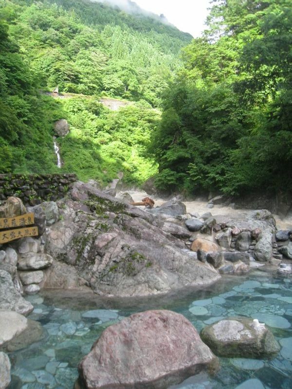 トロッコ列車で行く秘湯・富山県黒薙温泉の混浴露天風呂。宇奈月温泉の源泉でもある（写真撮影・筆者）