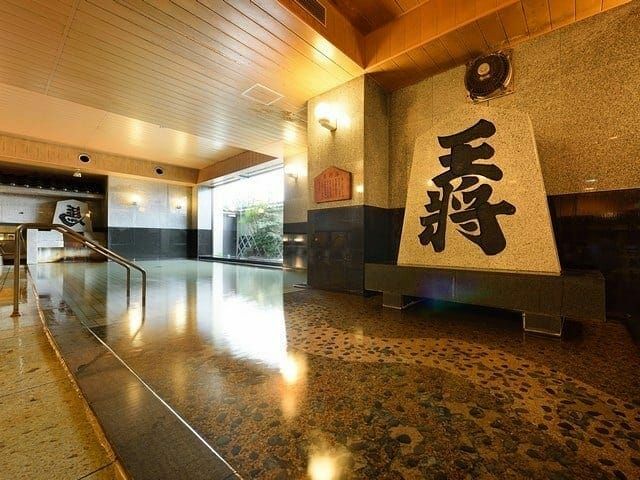 将棋の駒の生産量日本一を誇る天童温泉は駒を眺め入浴できる。ホテル王将の大浴場。泉質は「ナトリウム・カルシウム硫酸塩泉」でさらさらとした透明感ある綺麗なお湯だ（写真提供・天童温泉）