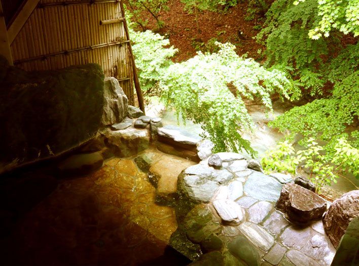 渓流沿いの貸切風呂でひとりうっとり(写真・筆者撮影)