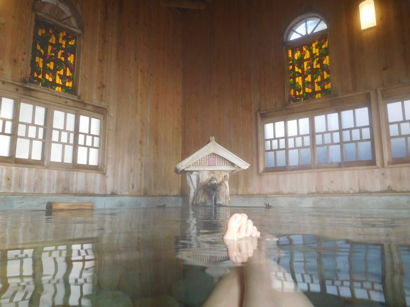 たんげ温泉美郷館「瀬音の湯」に入浴中（写真・筆者撮影）