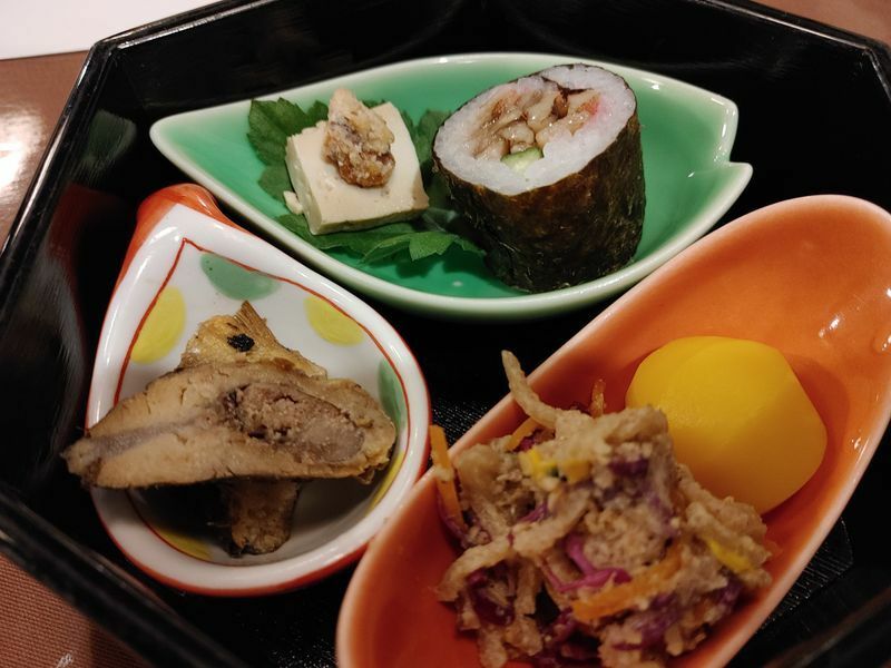 新潟の郷土料理「くるみ巻き」や豆腐の自家製味噌漬けが前菜に（写真・撮影筆者）