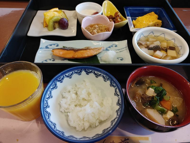 特A新米コシヒカリと具沢山きのこの味噌汁。新潟の郷土料理「のっぺい汁」とバランスのいい朝食で母も元気に（写真・撮影筆者）