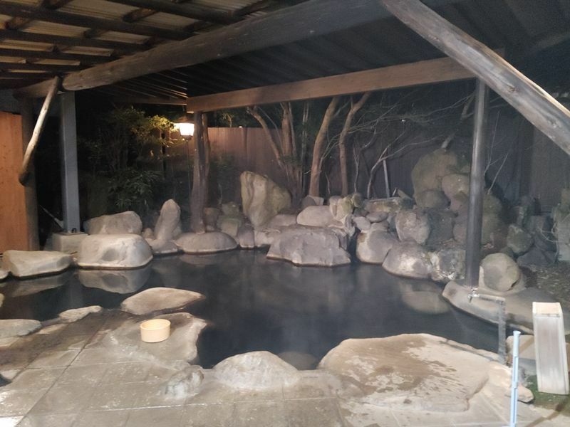 他のお客さんが夕食中に最も人気のある露天風呂へ。９０度以上ある源泉を由布岳の脇の湯山の湧水でわっている「由布院いよとみ」（撮影筆者）