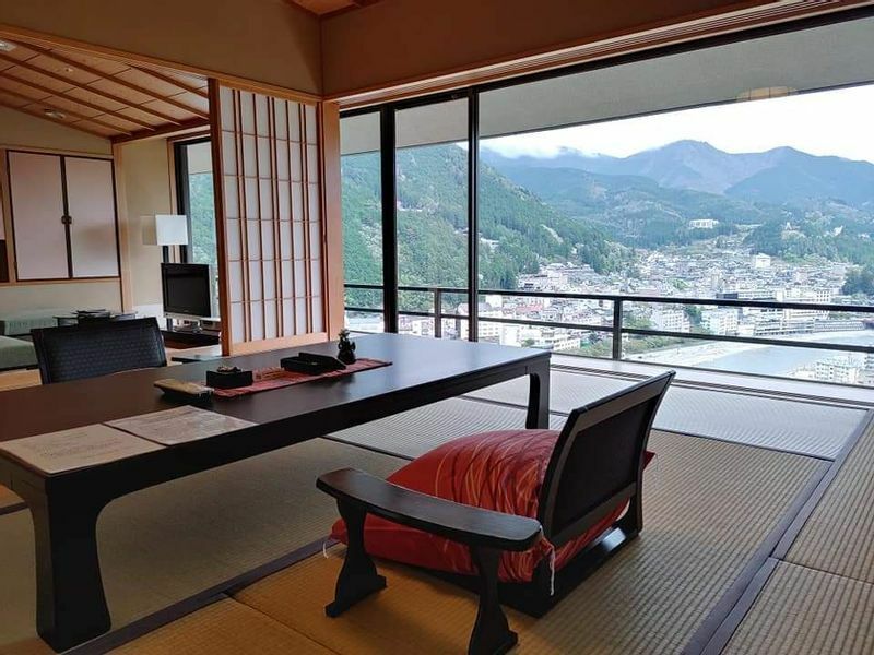 岐阜県下呂温泉「今宵天空にあそぶ しょうげつ」の客室からの眺め（撮影筆者）