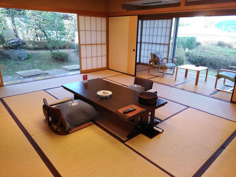 山形県かみのやま温泉「日本の宿 古窯」の和室（撮影筆者）
