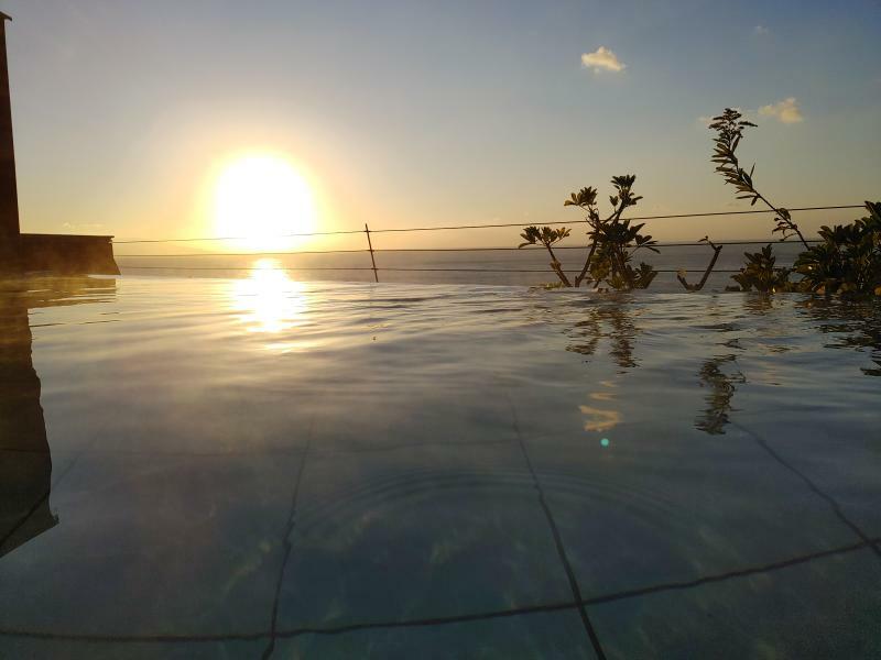 海上から昇る朝日を最上階の露天風呂「薫風」から眺める（撮影筆者）