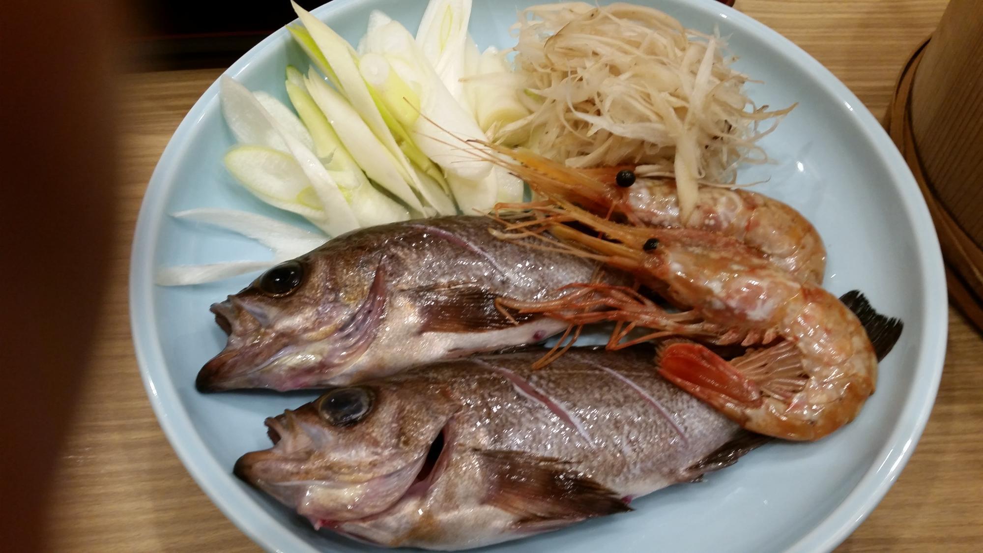 男鹿半島名物の石焼料理の具材（撮影・筆者）