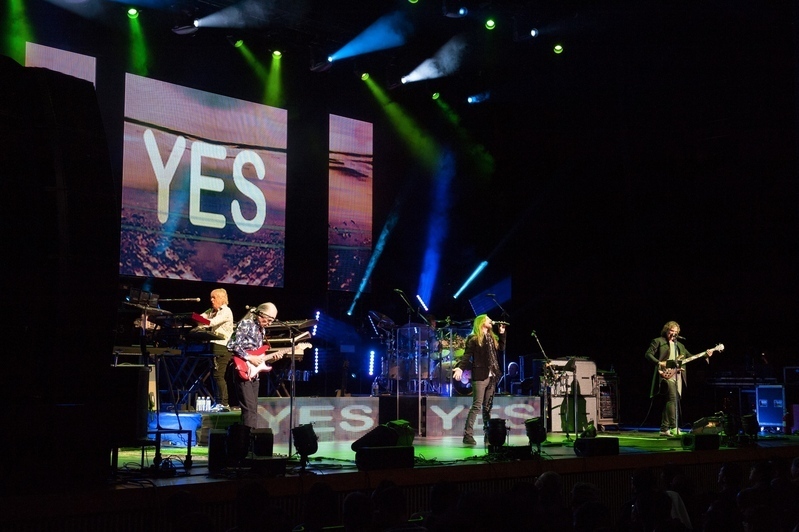 Yes on stage / photo by 土居政則