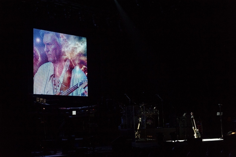 ステージに置かれたクリス・スクワイアのベースとスクリーンに映し出される勇姿 / photo by 土居政則
