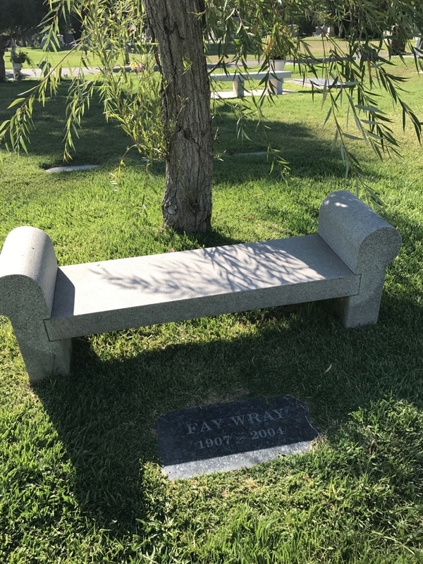 Fay Wray's grave / photo by yamazaki666