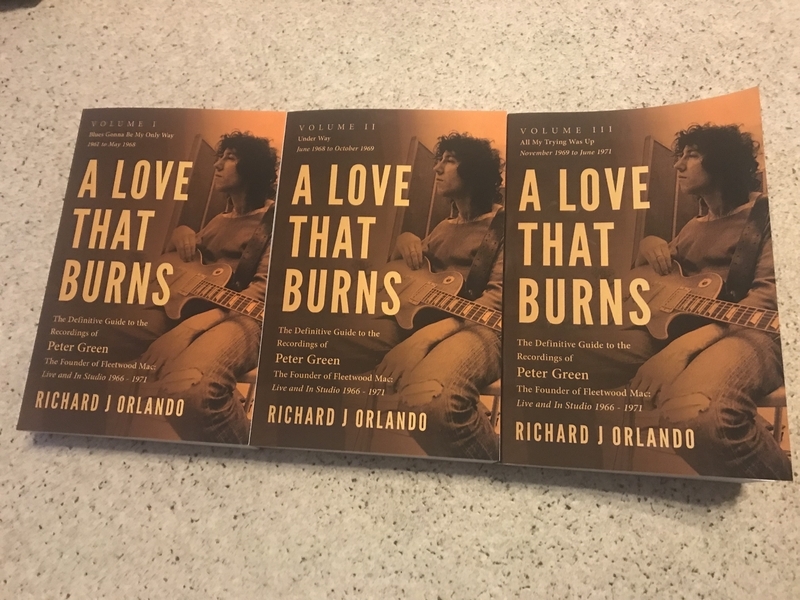 『A Love That Burns』全3冊書影（Smiling Corgi Press）