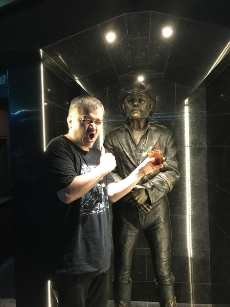 A Japanese tourist with Lemmy statue / (c) yamazaki666