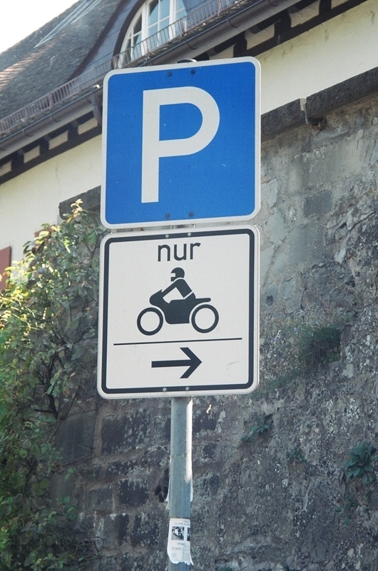 ドイツには一般道のいたるところにバイク用の駐車場が設置されている（撮影は20年前）
