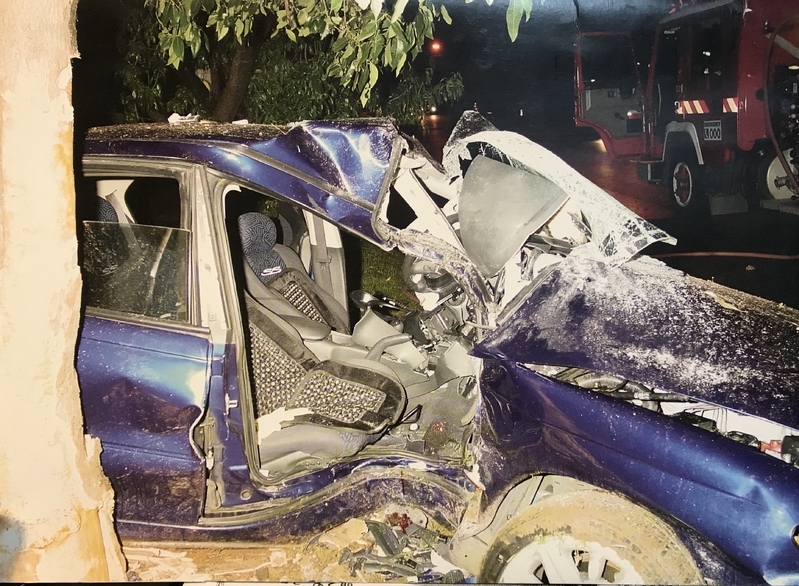 オーストラリアの高校で使われるテキストの裏面に印刷された生々しい事故車の写真