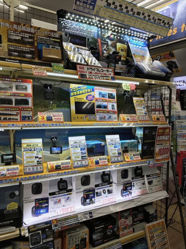 カー用品店の売り場に数多く並んでいるドライブレコーダー（筆者撮影）
