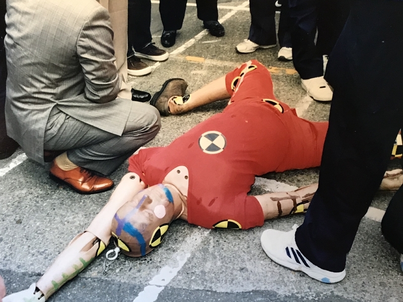 日本自動車研究所（JARI)で行われた交通警察の研修会にて衝突事故の被害者のダミーを検証（筆者撮影）