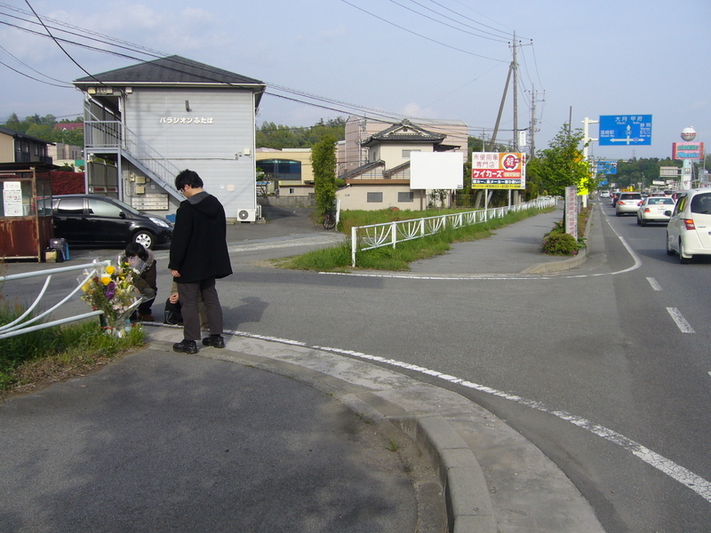7年前、平野隆史さんが命を奪われたひき逃げ現場は、見通しの良い国道20号線でした（遺族提供）