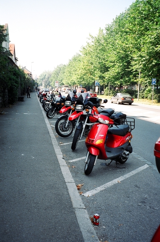 ヨーロッパでは二輪車用の駐車場が数多く整備されている（筆者撮影）