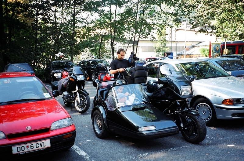 サイドカー付きの二輪車はクルマの駐車場に（オーストリアにて・筆者撮影）