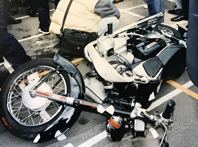 日本自動車研究所で行われたバイク事故の検証（筆者撮影）