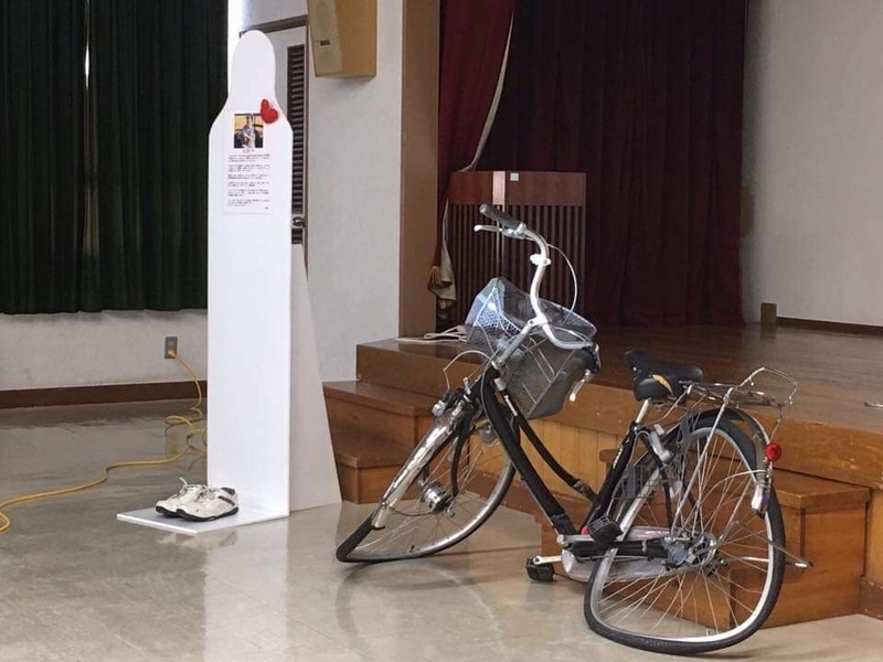 鈴木さんが学校等で行っている「いのちの授業」。名古屋市内で発生した飲酒ひき逃げ死亡事故の被害自転車を実際に生徒たちに見せながら講話しています（遺族提供）