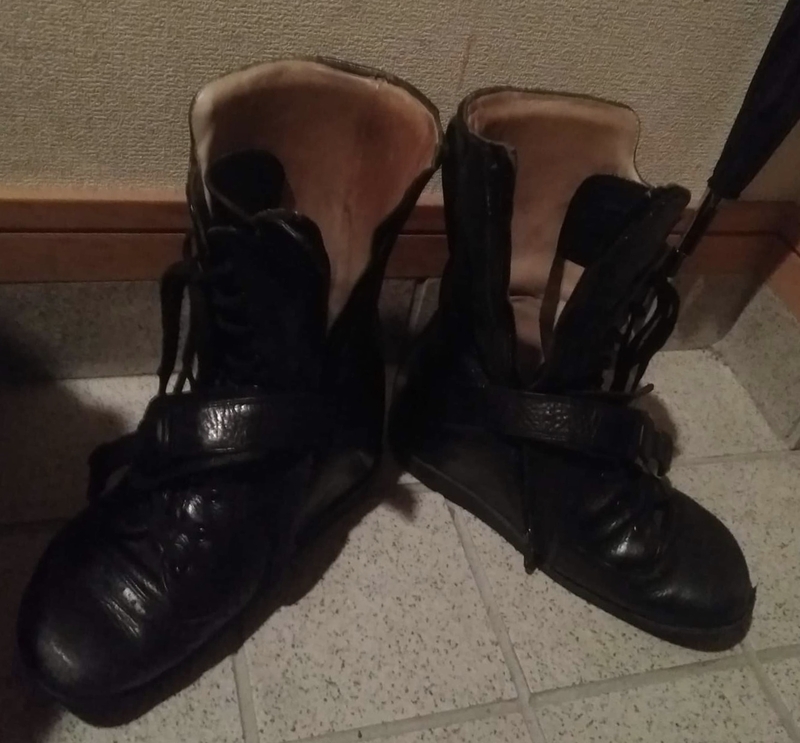 歩行障害が残った裕子さんのために特注された装具入りの靴。加害者は前科３犯。この事故で懲役３年の実刑となりましたが、収監前に逃走し行方をくらましたそうです（阿部裕子さん提供）
