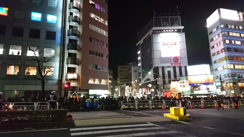 神戸ルミナリエ会場付近の道。すでに来場者でいっぱいでした（写真提供／藤田さん）