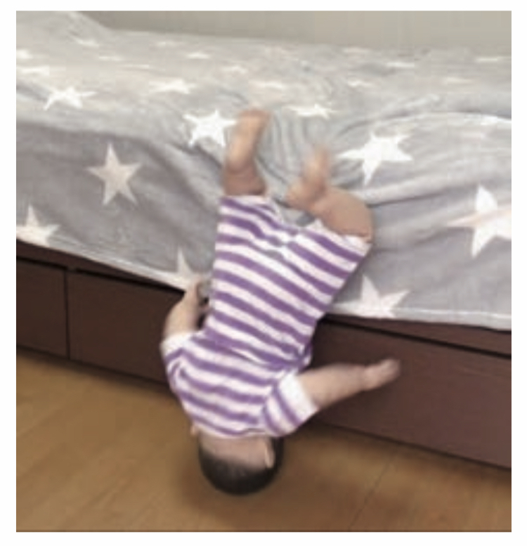 乳幼児がベッドから転落すると、頭部にダメージを負うことも（消費者庁サイトより）