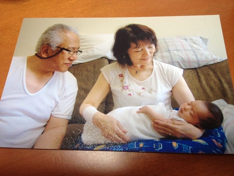 巻子さんが事故に遭ったのは、初孫誕生の直後でした。この1枚が、孫を抱く、最初で最後の写真となりました（松尾さん提供）