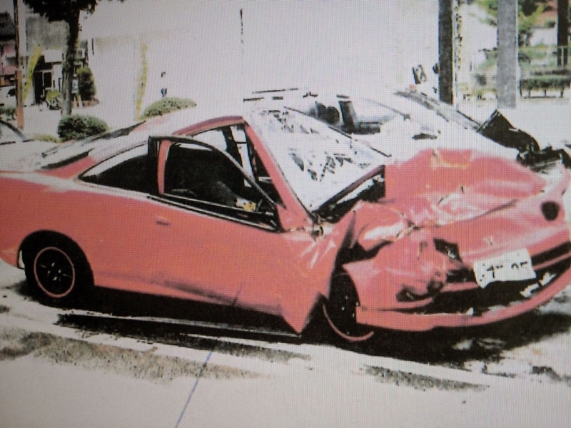 実況見分調書に貼付されていた巻子さんの車。センターラインオーバーの対向車に衝突され大破していました(松尾さん提供）