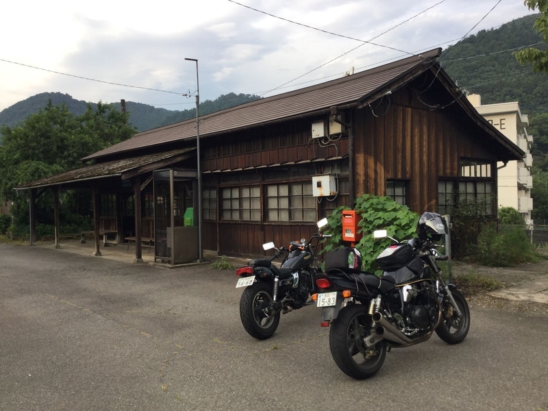 思い出の古い駅舎の前で。夫婦2台でのツーリングは、もう二度と叶いません(井口さん提供)