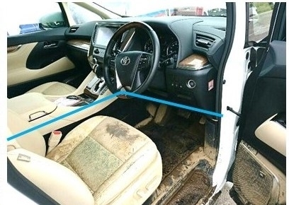 浸水被害に遭った車内の状況（株式会社タウ提供）