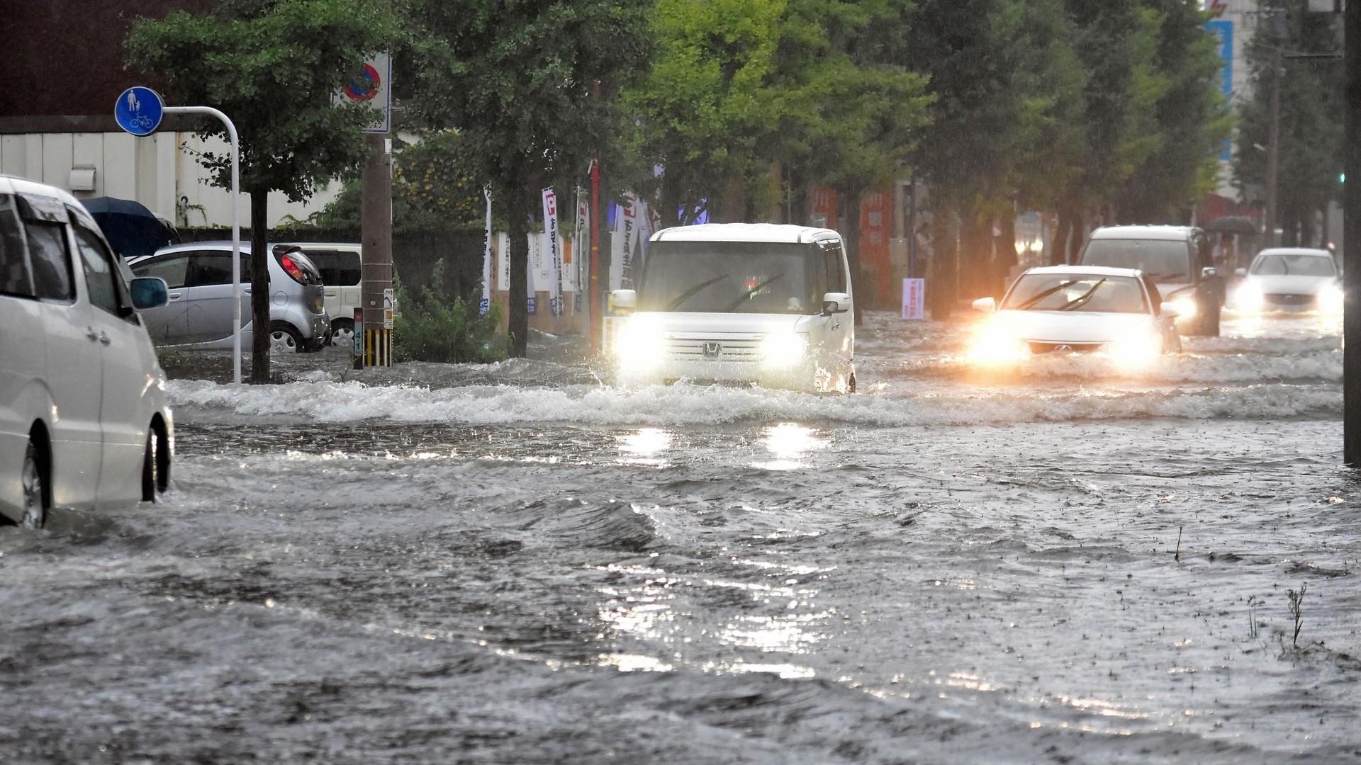 豪雨によるクルマ水没 自動車保険は使えるのか 高く売る方法は 柳原三佳 個人 Yahoo ニュース
