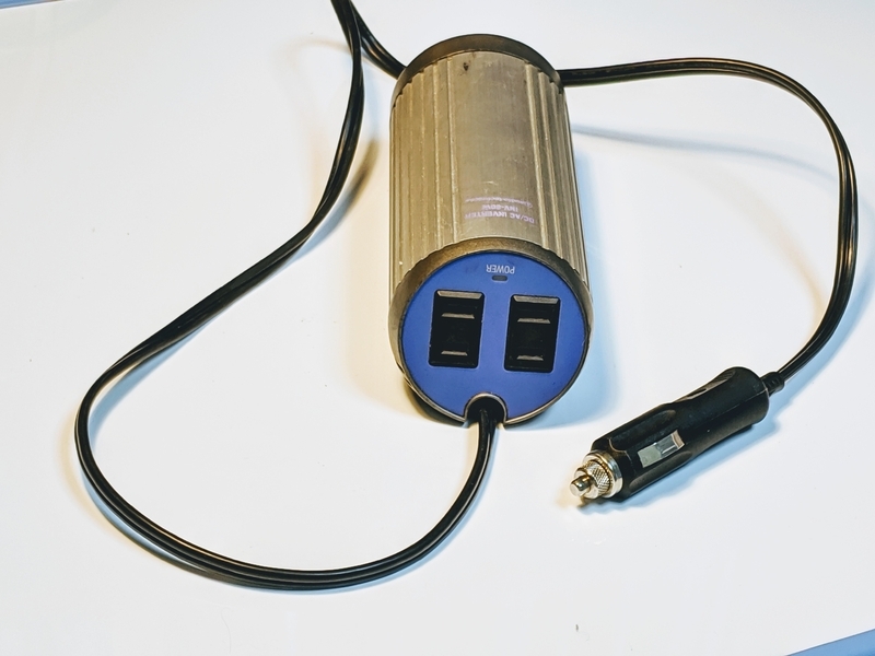 私が車内に常備しているシガーソケット電源(筆者撮影)