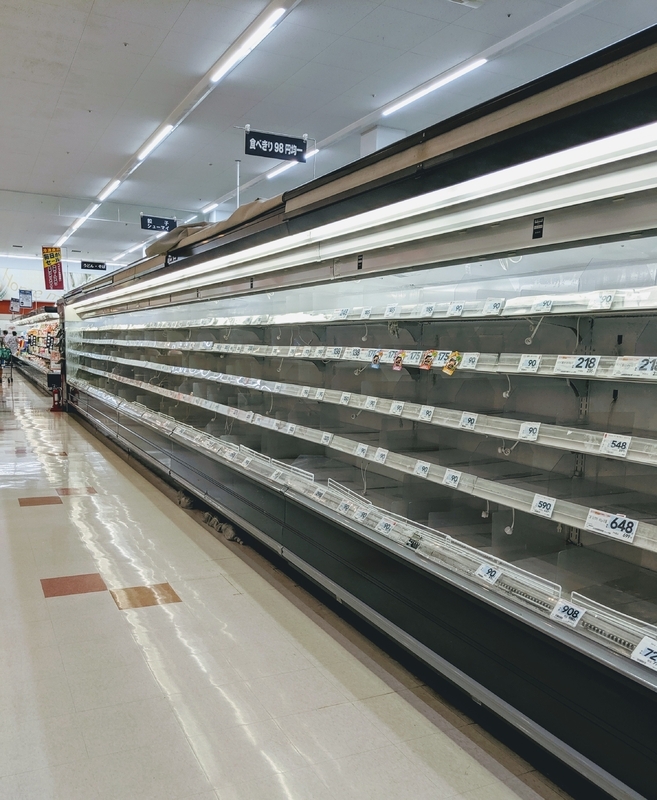 台風から3日後、スーパーの冷凍食品棚は空っぽに(筆者撮影)
