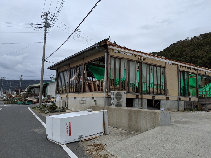 屋根が飛んでしまった、保田漁港の食事処『ばんや』の建物（筆者撮影）