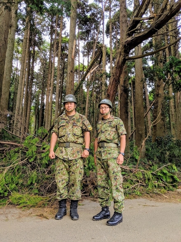 山武市の山中で出会った自衛隊員。徒歩で倒木や電線、電柱の被害を確認しているとのことでした（2019.9.24　筆者撮影）