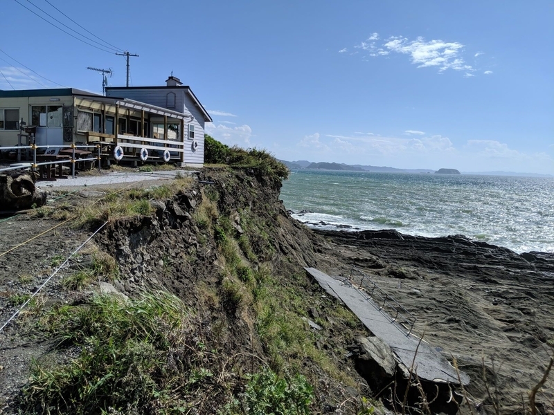 岬カフェの前の県道は2017年の台風で崩落したまま手付かずだった（筆者撮影。2019.10.4）