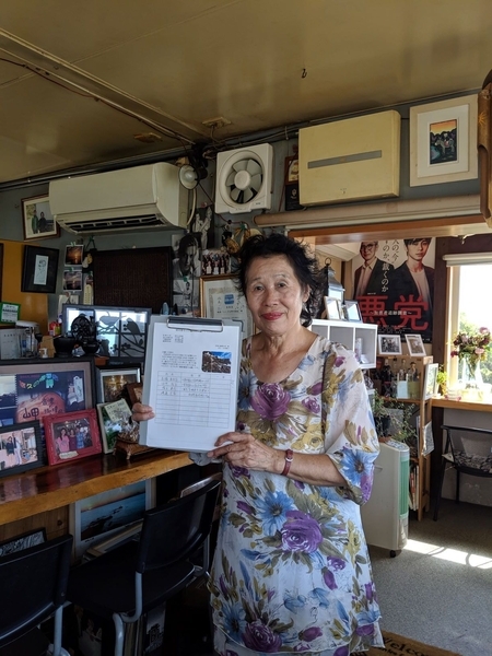 署名用紙を手にする岬カフェのオーナー（筆者撮影。2019.10.4）