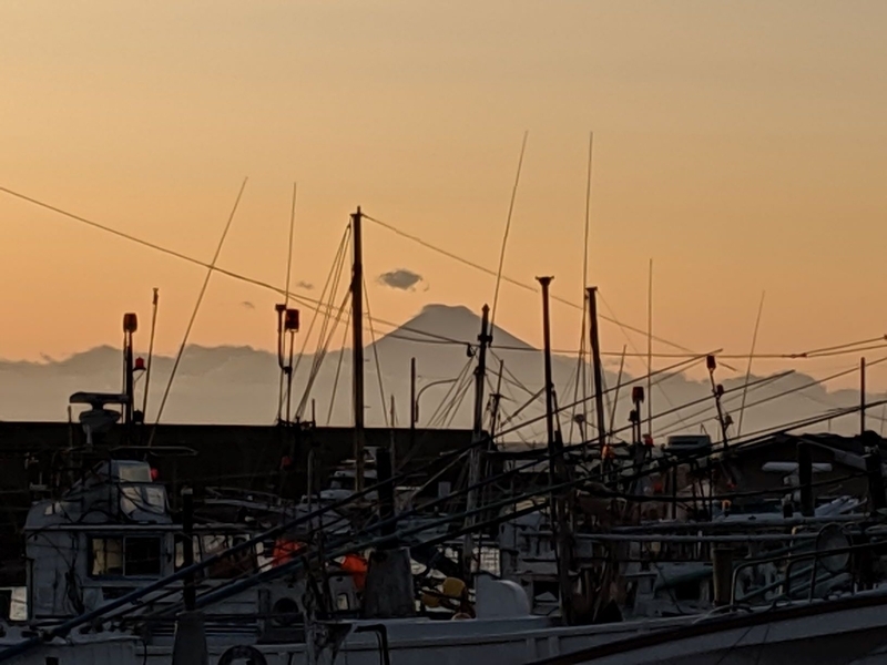 館山市富崎漁港から望む富士山（筆者撮影。。2019.10.4）