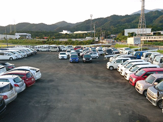 豪雨による損害車を一時的に保管するため、佐賀県多久市に設けられたモータープール（株式会社タウ提供）