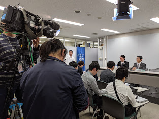 逆転無罪判決後に行われた山内さんの弁護士による記者会見には、多くのメディアが集まった（筆者撮影）