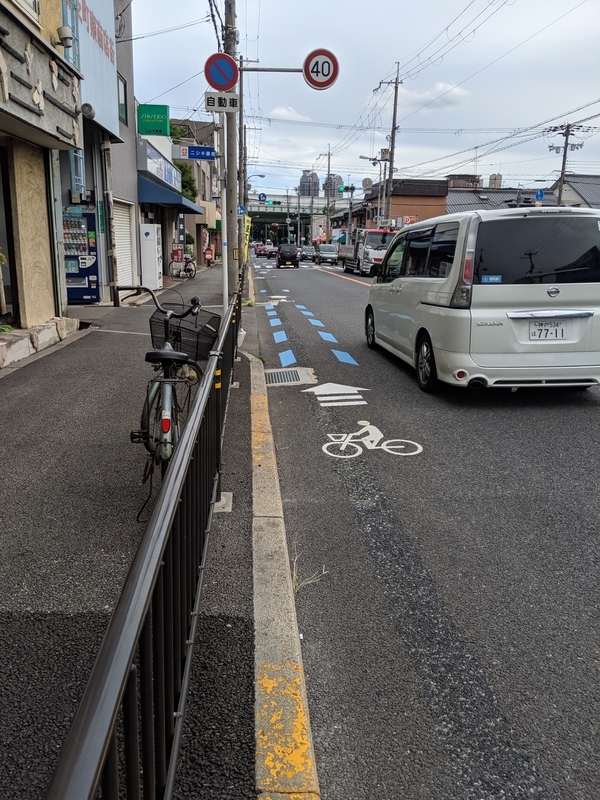自転車用レーンはあっても走るのが怖い道路も（大阪府堺市で筆者撮影）