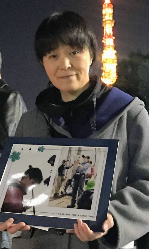 世界道路交通被害者の日の日本フォーラムに、事故で亡くなった長男・涼太さんの写真と共に参加した黒崎陽子さん（筆者撮影）
